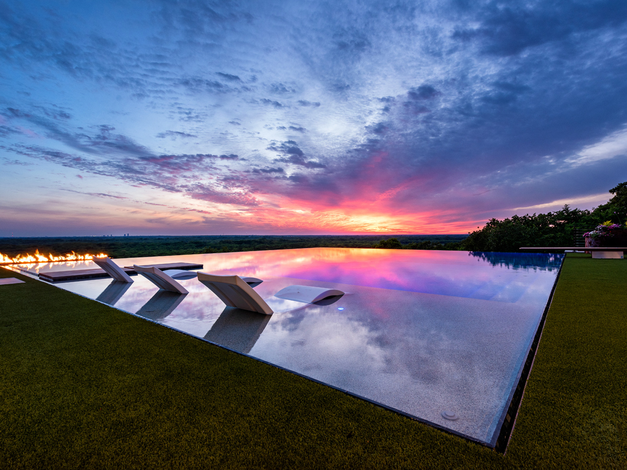 In The Clouds perimeter overflow pool above the treetops